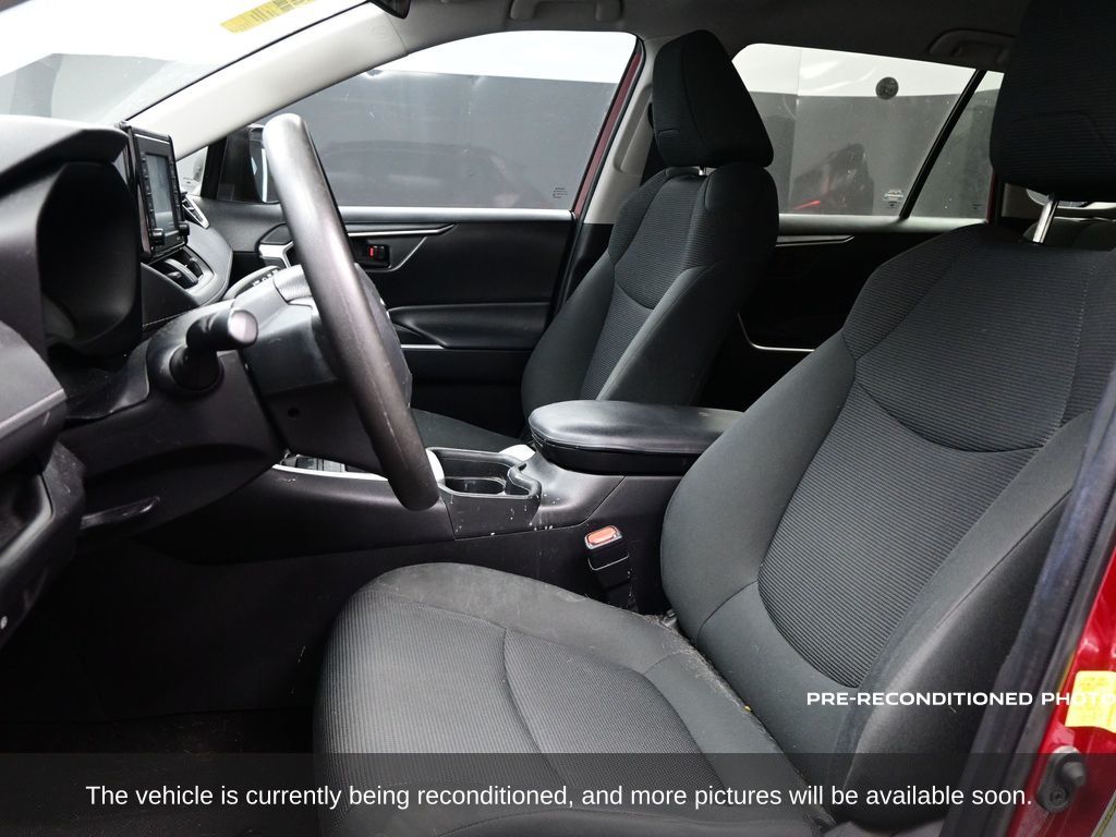 2021 Toyota RAV4 LE photo 6
