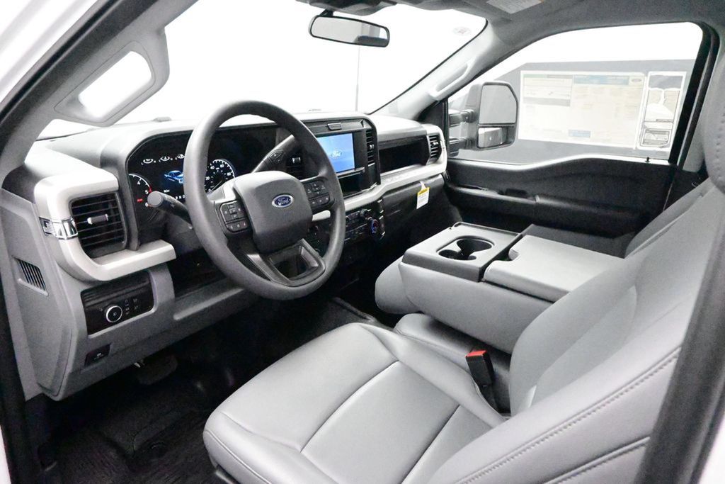 2025 Ford F-350 Super Duty Chassis Cab XL - Photo 13