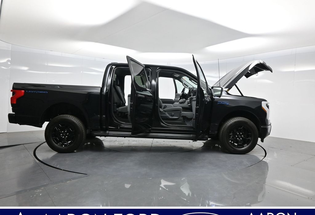 2025 Ford F-150 Lightning XLT photo 3