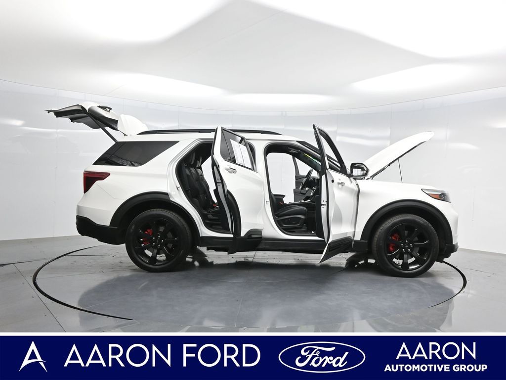 2022 Ford Explorer ST photo 3