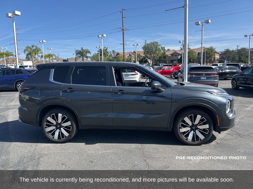 2025 Mitsubishi Outlander SE photo 5