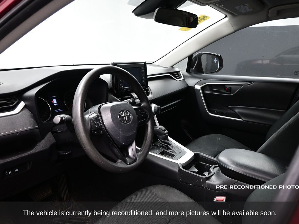 2021 Toyota RAV4 LE photo 5