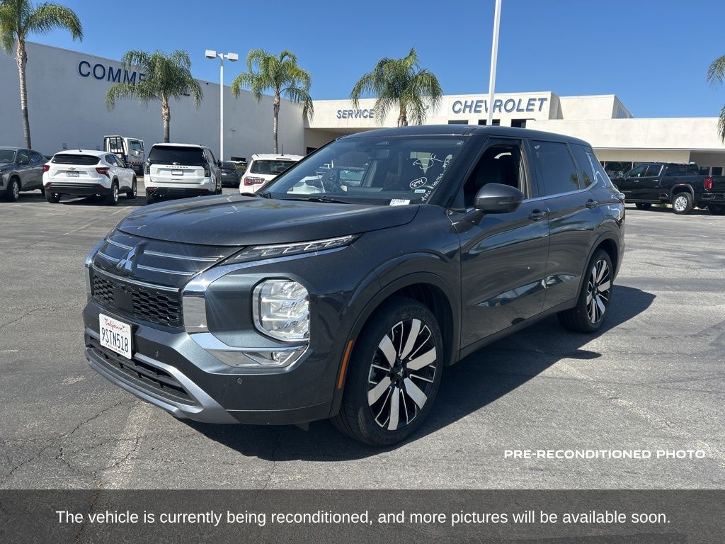 2025 Mitsubishi Outlander SE photo 2