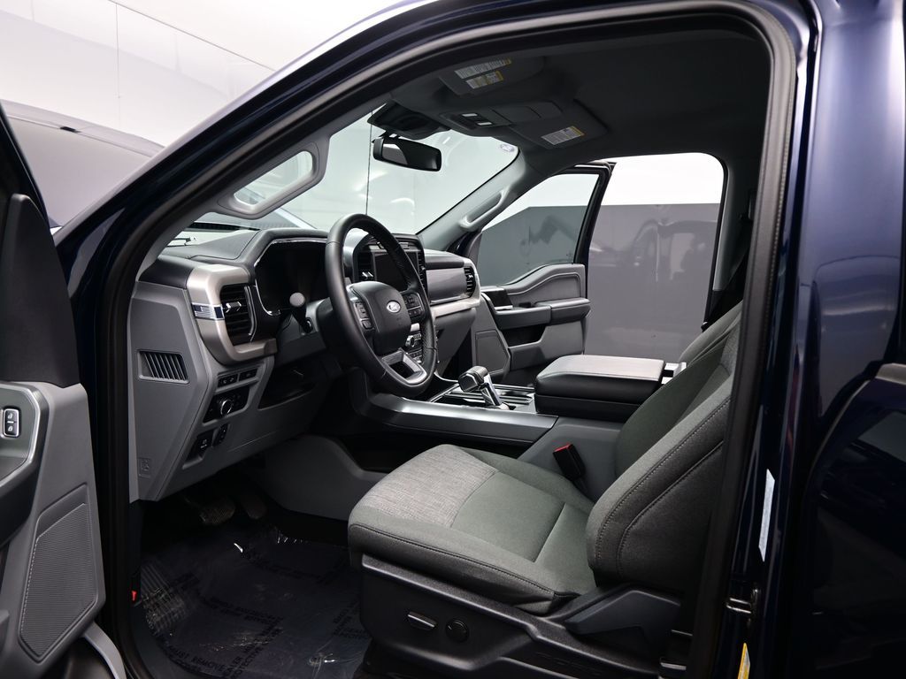 2023 Ford F-150 Lightning XLT photo 3