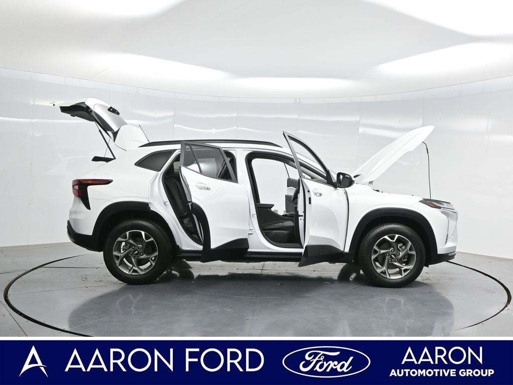 2024 Chevrolet Trax LT photo 3