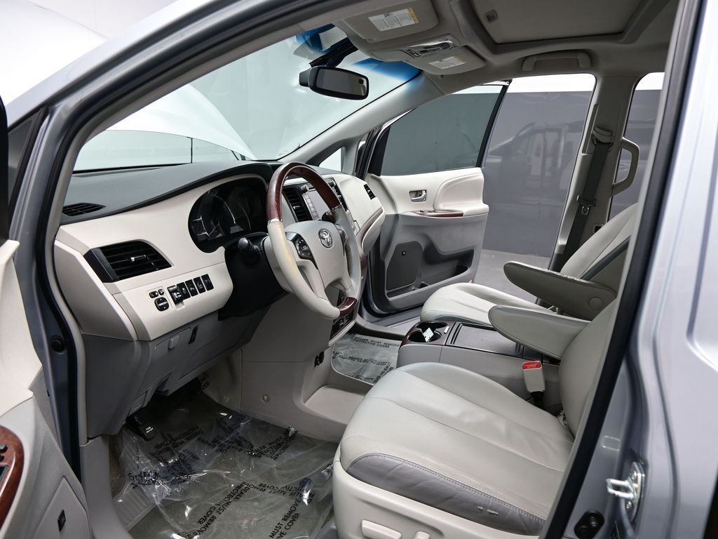2014 Toyota Sienna Limited photo 3
