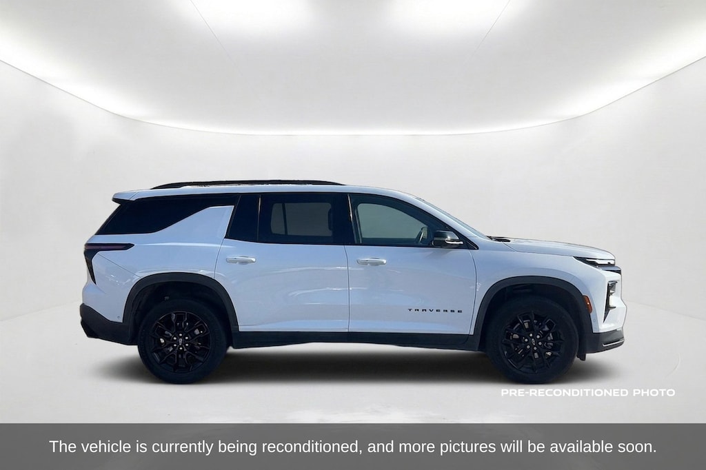 Used 2025 Chevrolet Traverse LT SUV