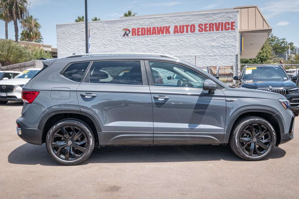 2023 Volkswagen Taos SE photo 3