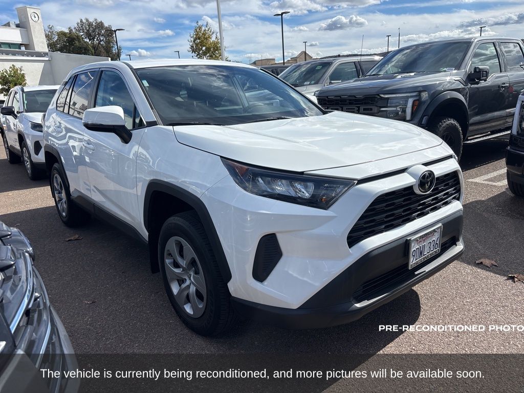 2022 Toyota RAV4 LE photo 3