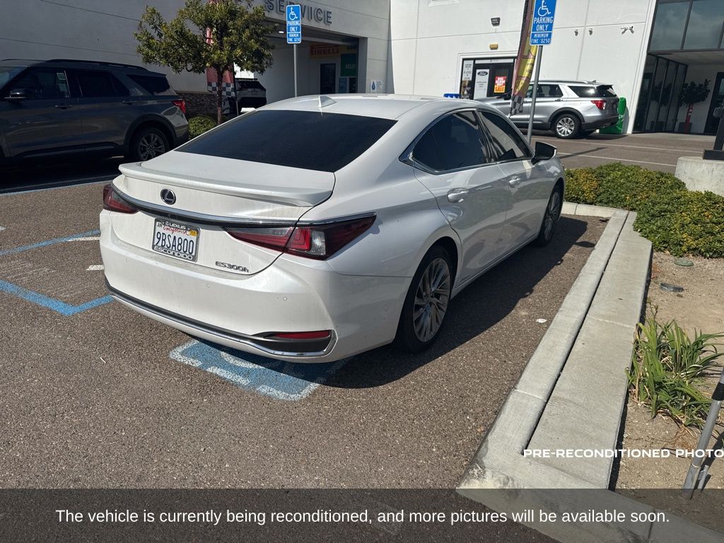 2022 Lexus ES 300h Luxury photo 4