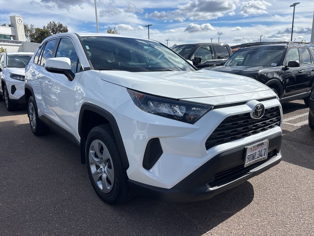 2022 Toyota RAV4 LE photo 3