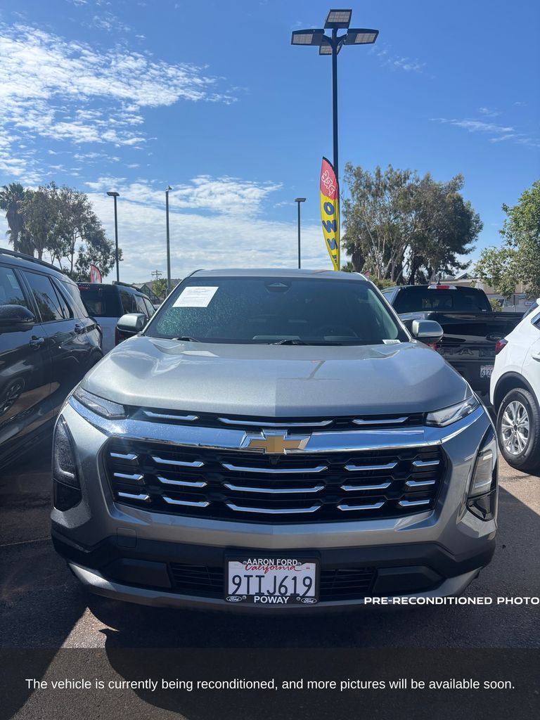 2025 Chevrolet Equinox LT photo 2