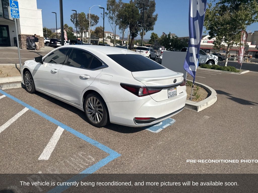 2022 Lexus ES 300h Luxury photo 2