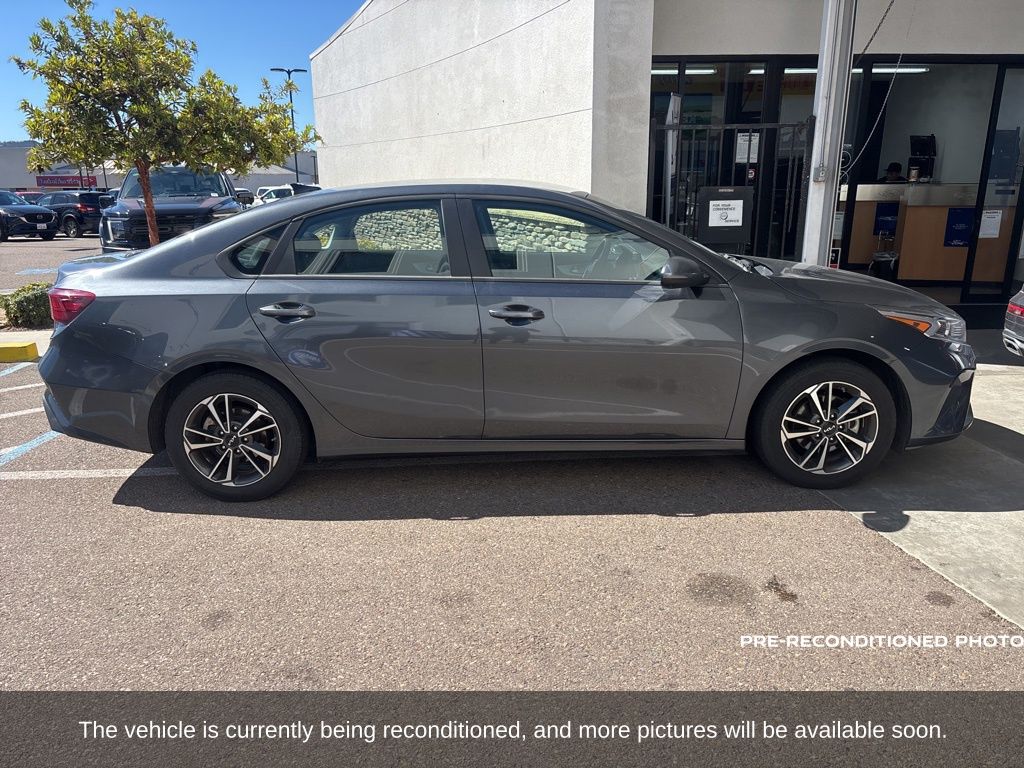 2023 Kia Forte LXS photo 3