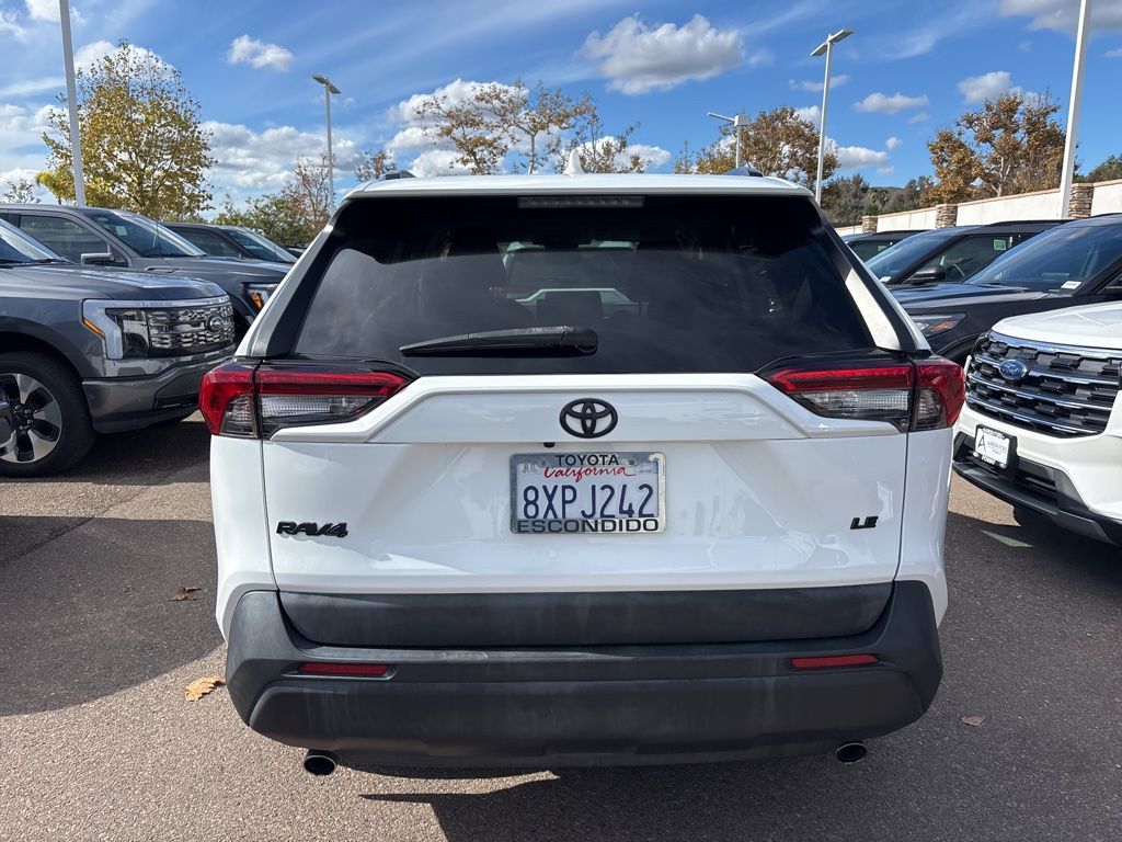 2021 Toyota RAV4 LE photo 4