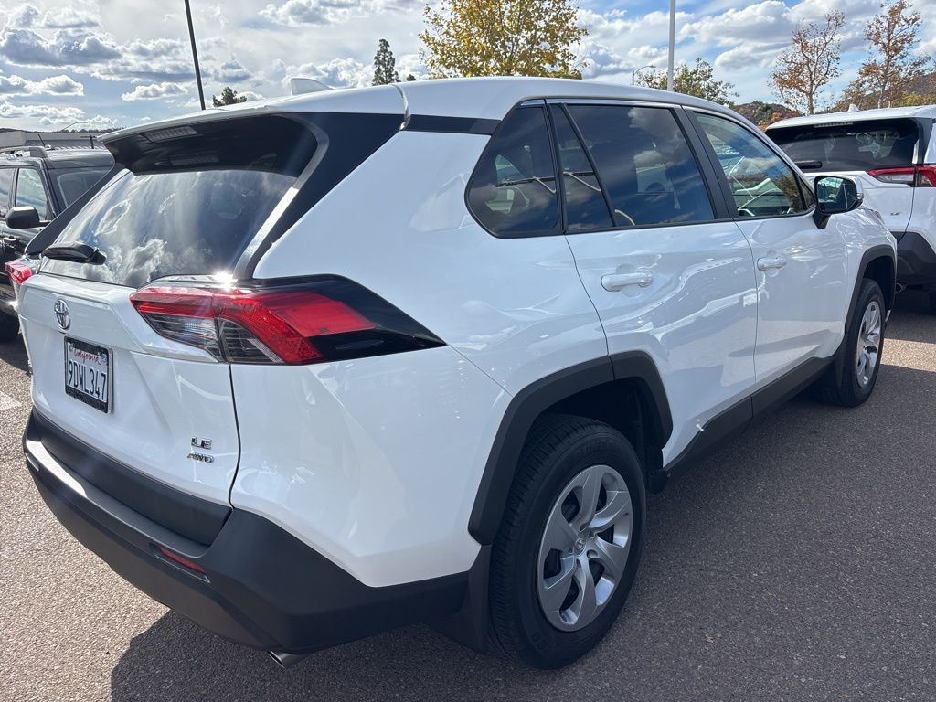 2022 Toyota RAV4 LE photo 4
