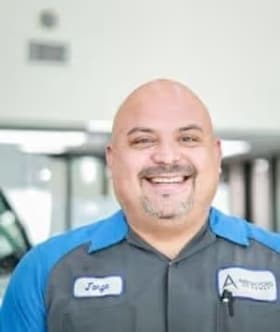 Staff member Jorge - from ID_b6fe51
