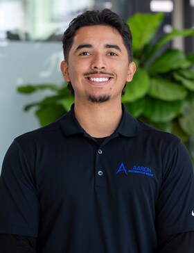 Staff member Roberto from ID_b6fe51