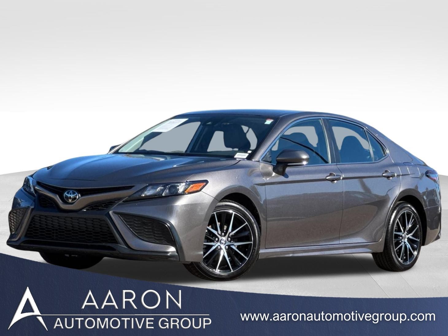 2024 Toyota Camry SE's photo