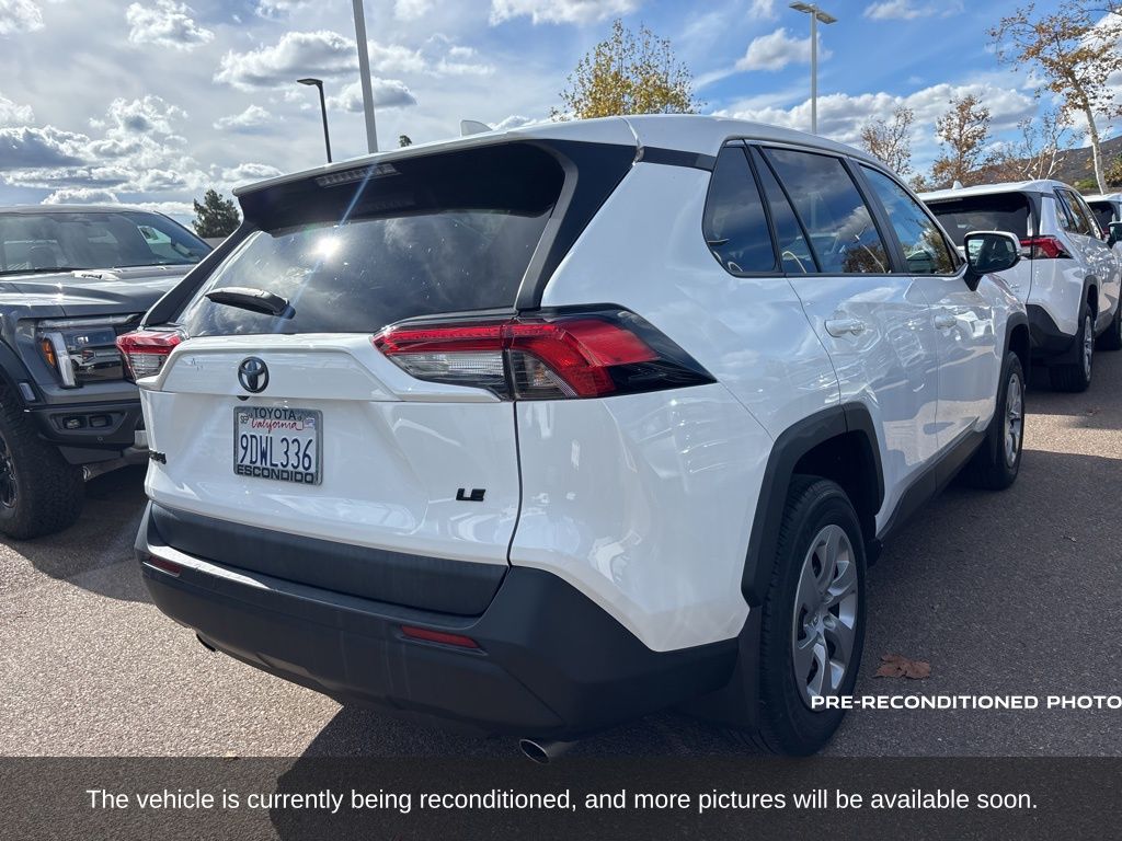 2022 Toyota RAV4 LE photo 4