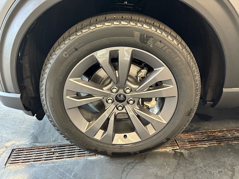 2025 Ford Explorer photo 2