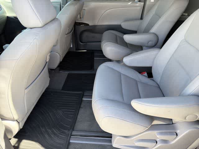 Thumbnail: 2017 Toyota Sienna - 18
