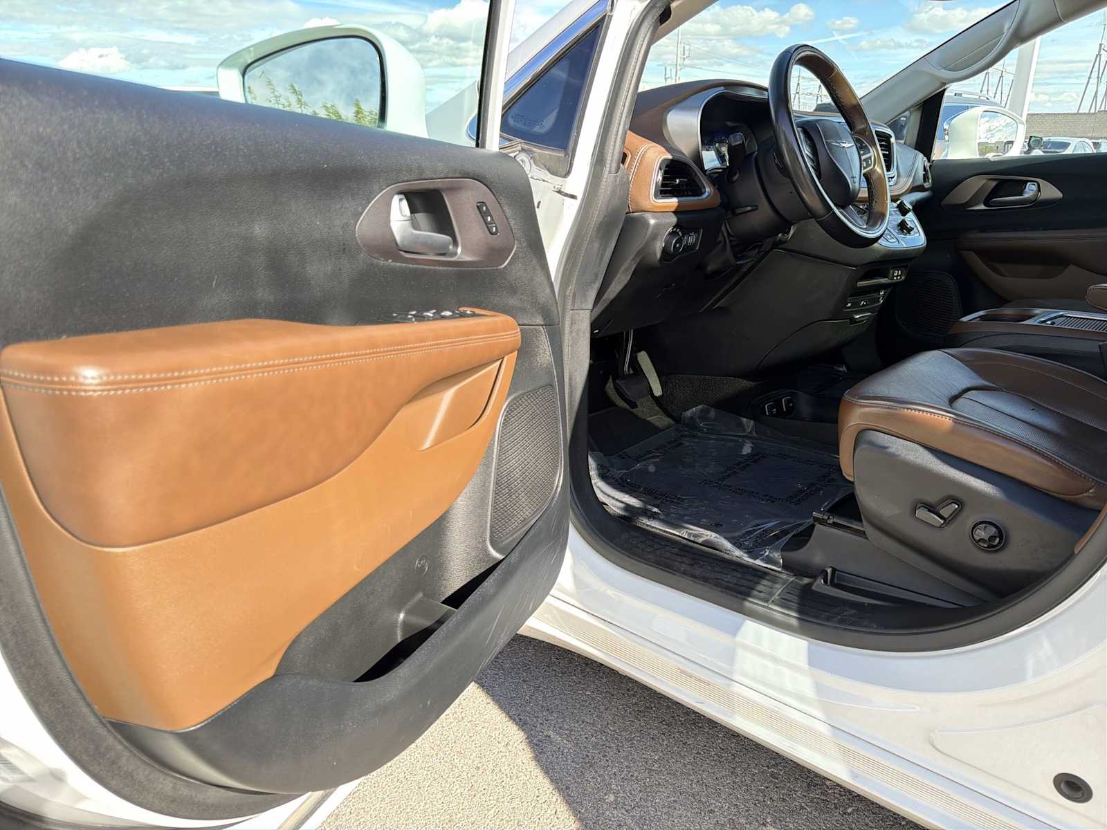 Thumbnail: 2017 Chrysler Pacifica - 10