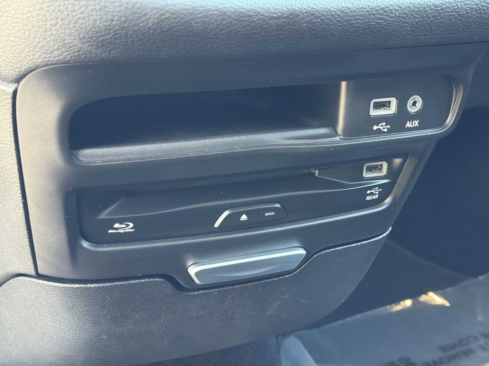 Thumbnail: 2017 Chrysler Pacifica - 25