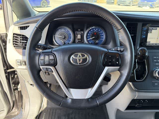 Thumbnail: 2017 Toyota Sienna - 21
