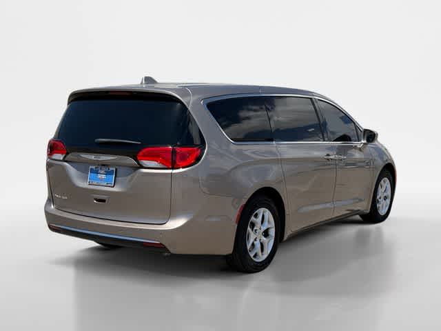 Thumbnail: 2018 Chrysler Pacifica - 5