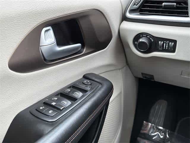 Thumbnail: 2017 Chrysler Pacifica - 18