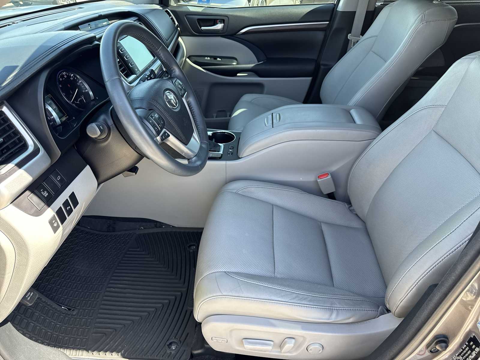 Thumbnail: 2016 Toyota Highlander - 14