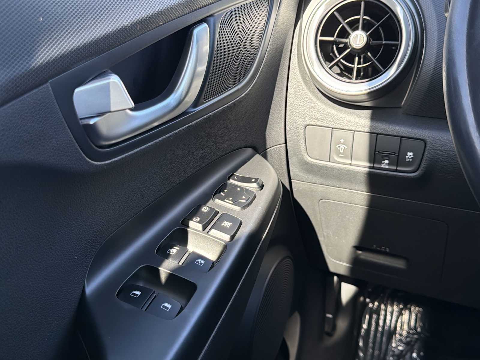 Thumbnail: 2022 Hyundai Kona - 18