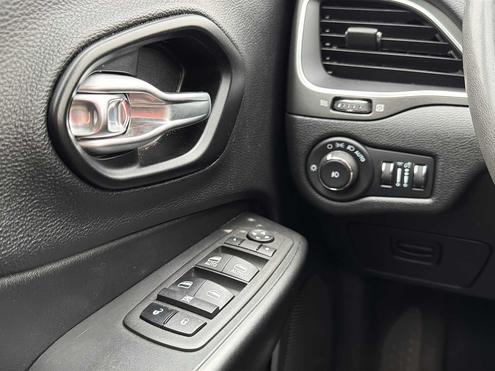 Thumbnail: 2022 Jeep Cherokee - 14