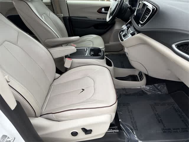 Thumbnail: 2017 Chrysler Pacifica - 23