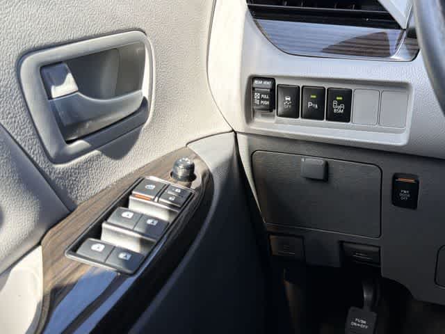 Thumbnail: 2017 Toyota Sienna - 15