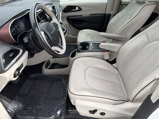 Thumbnail: 2017 Chrysler Pacifica - 6