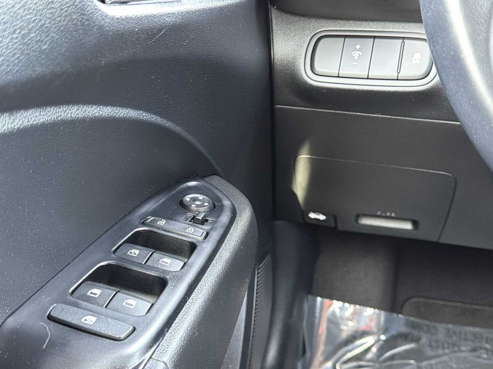 Thumbnail: 2023 Hyundai Venue - 14