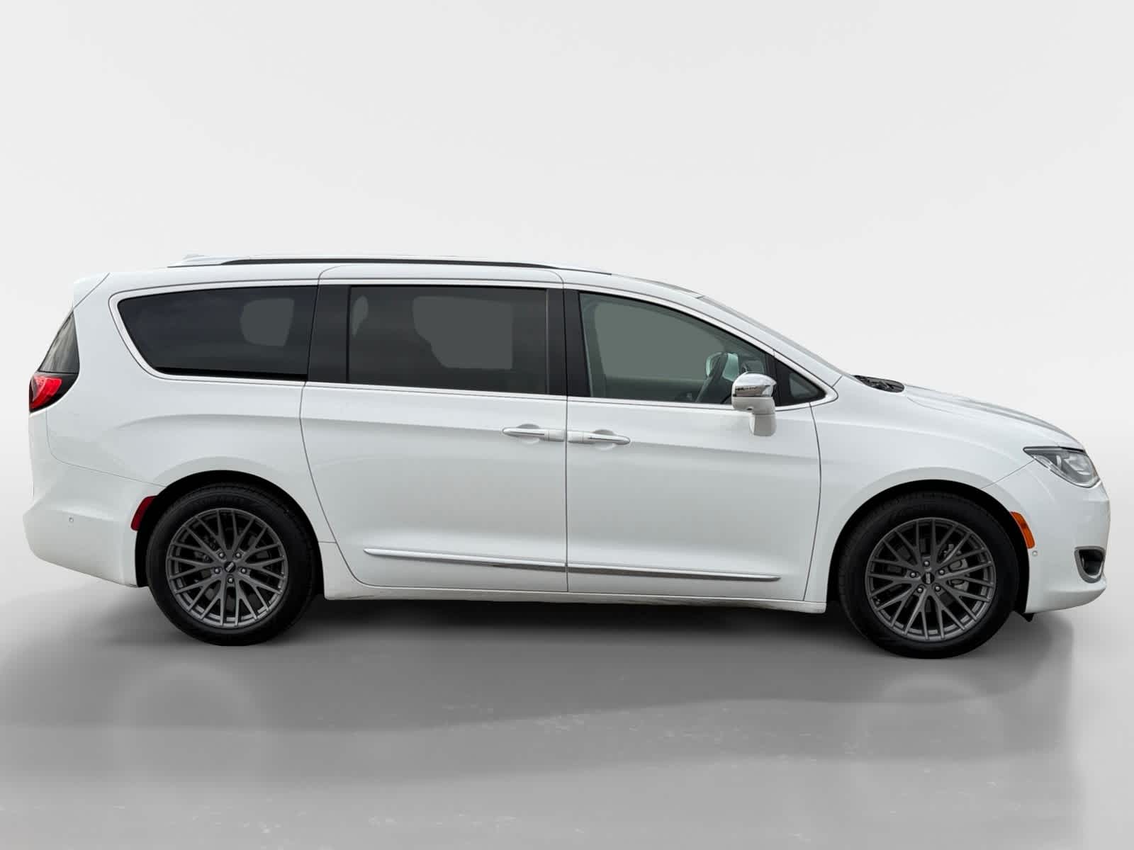 Thumbnail: 2017 Chrysler Pacifica - 6