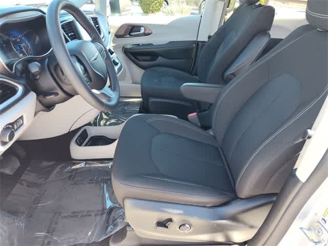 Thumbnail: 2023 Chrysler Voyager - 9