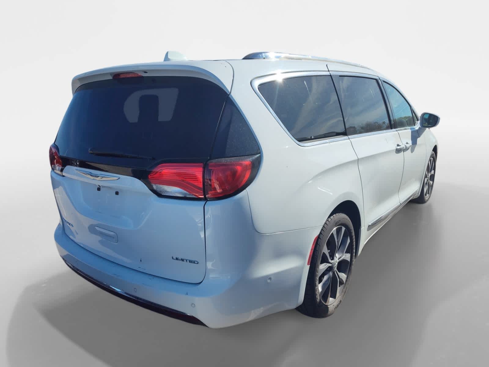 Thumbnail: 2017 Chrysler Pacifica - 4