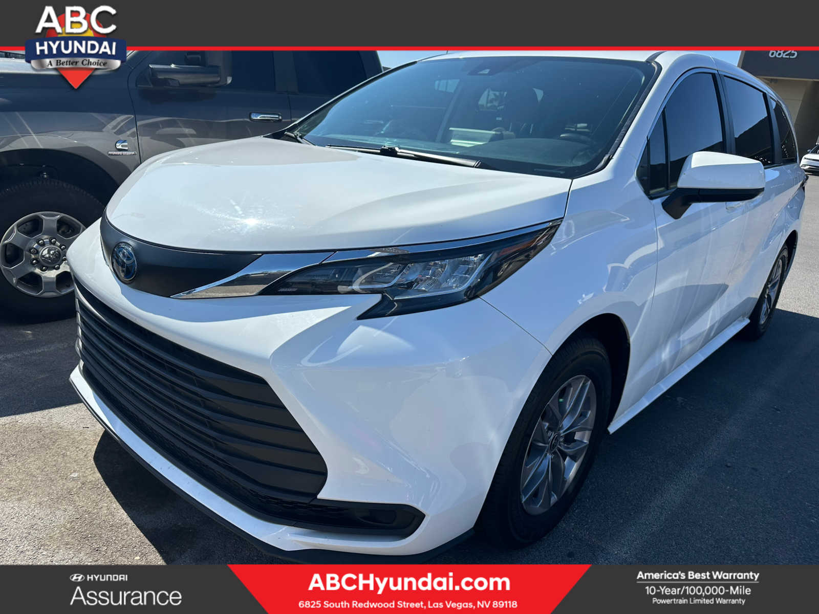 2022 Toyota Sienna LE Hero Image