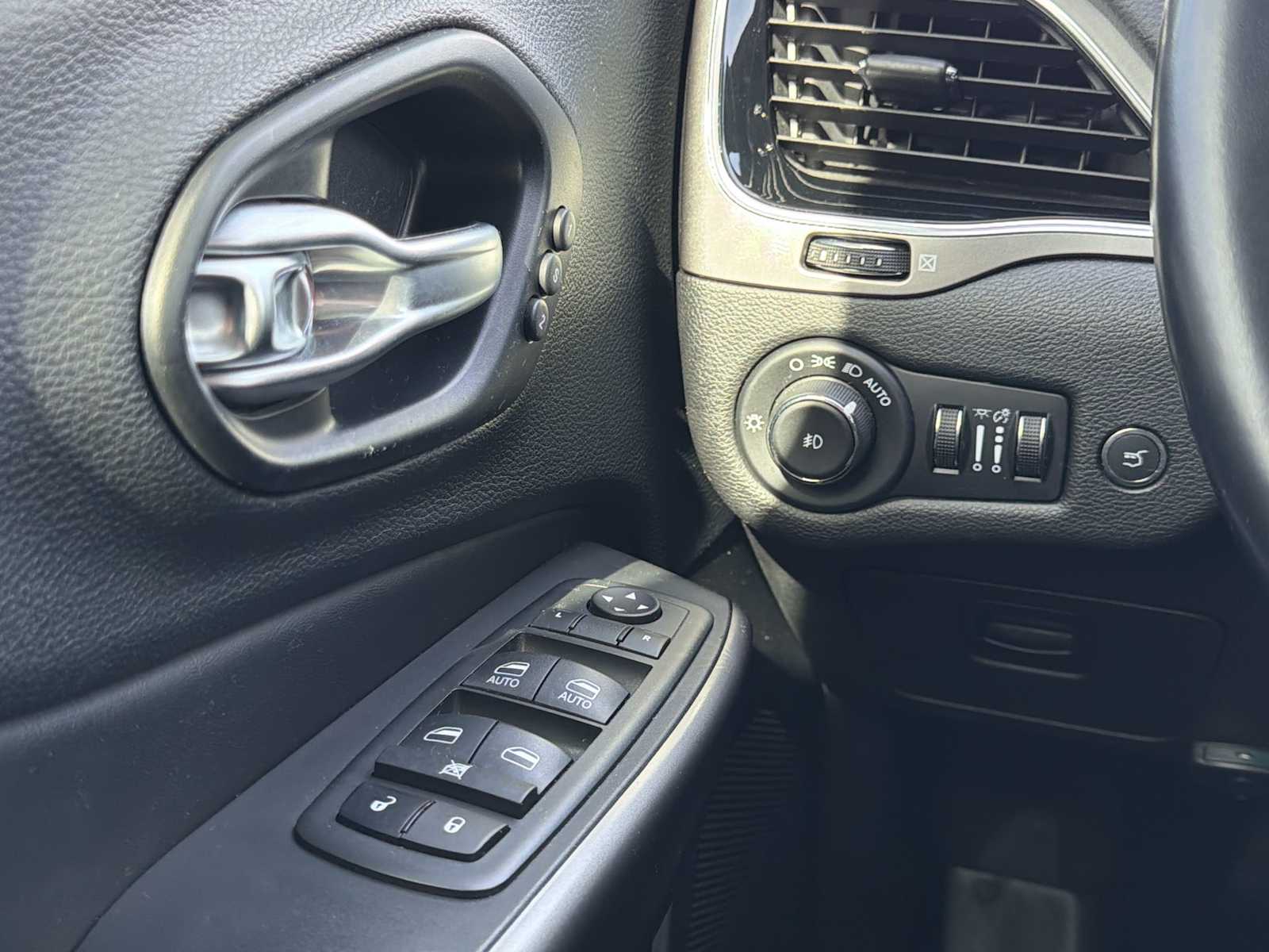 Thumbnail: 2021 Jeep Cherokee - 14