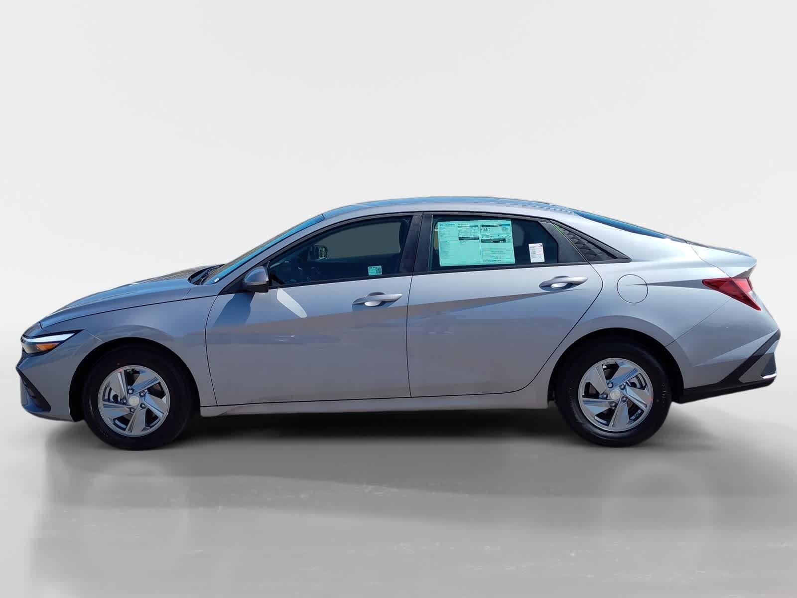 2025 Hyundai Elantra SE photo 2