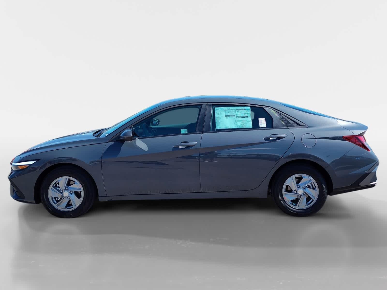 2025 Hyundai Elantra SE photo 2
