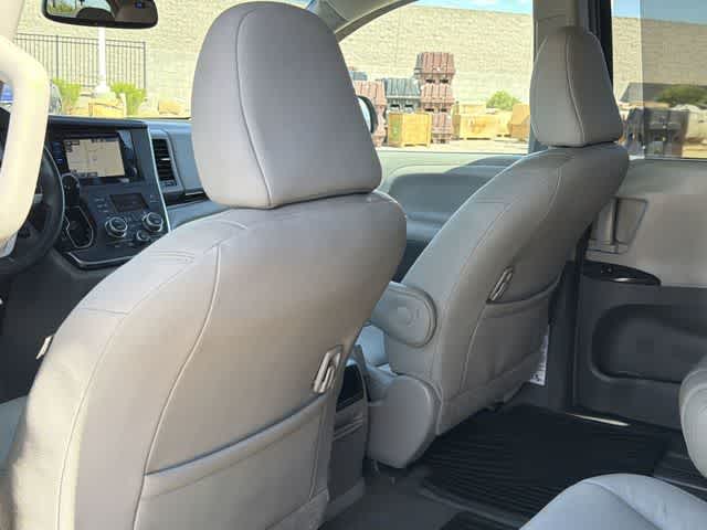 Thumbnail: 2017 Toyota Sienna - 16