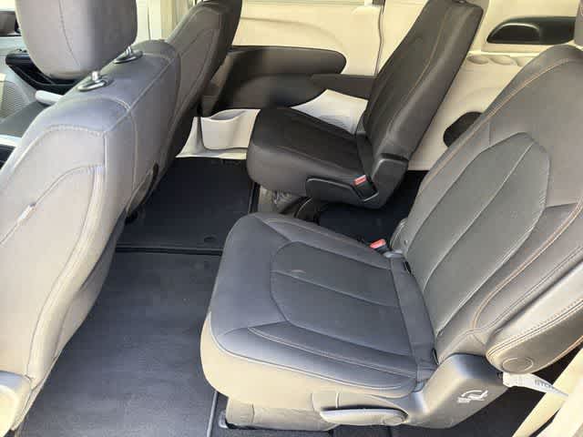 Thumbnail: 2018 Chrysler Pacifica - 17