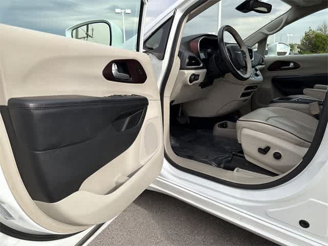 Thumbnail: 2017 Chrysler Pacifica - 19