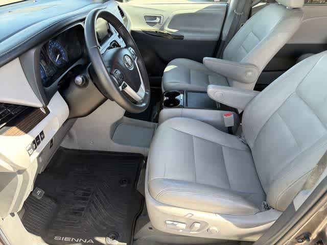 Thumbnail: 2017 Toyota Sienna - 14