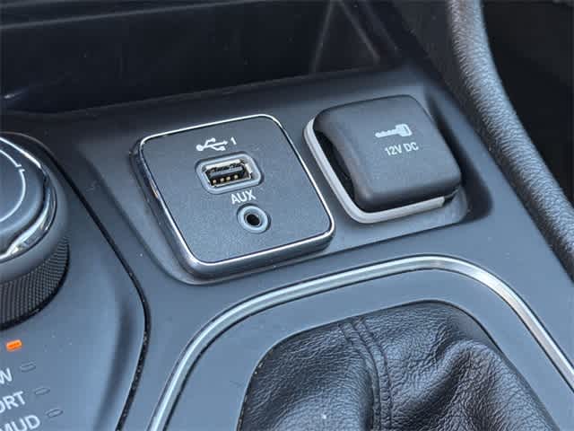 Thumbnail: 2020 Jeep Cherokee - 23